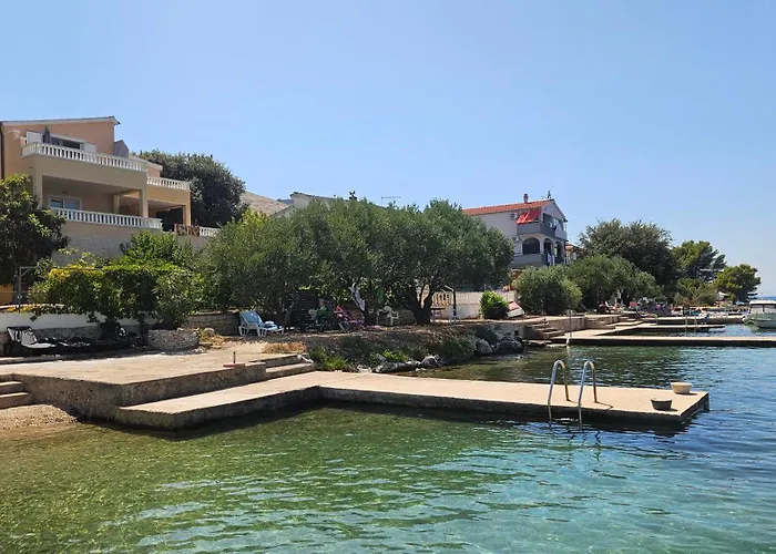 Lumare Apartman Grebastica